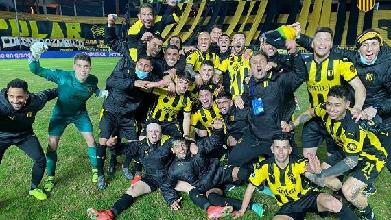 Esta es una foto del plantel de Peñarol en la Sudamericana 2021